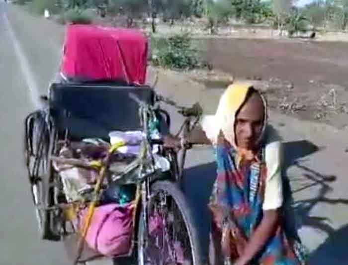 Madhya Pradesh Guna : बेटी से मिलने बूढ़ी मां ने 170 Km चलाई ट्राई साइकिल...नहीं था बस का किराया....भावुक हुए लोग