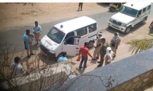 Surguja News : जमीन मामले को लेकर युवक ने शव वाहन में अपने पिता के शव को रखकर शिक्षक के घर के सामने किया प्रदर्शन ,मौके पर पहुंची पुलिस मामला कराया शांत