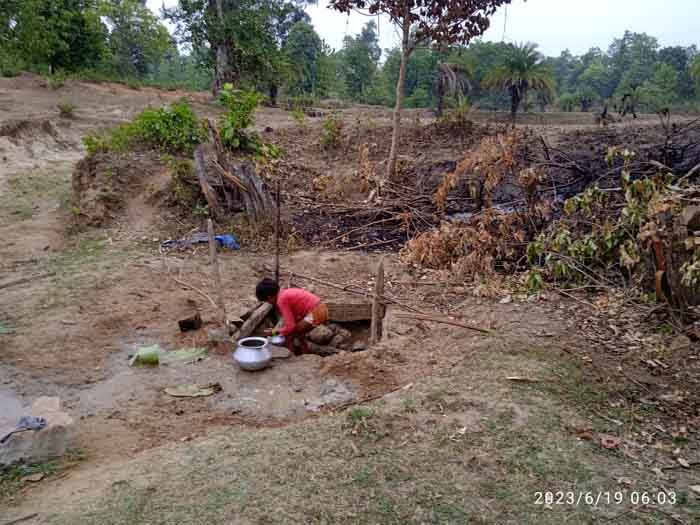 Narayanpur News : आजादी के सात दशक बाद भी गंदा पानी पीने को मजबूर दुडमी गांव के ग्रामीण