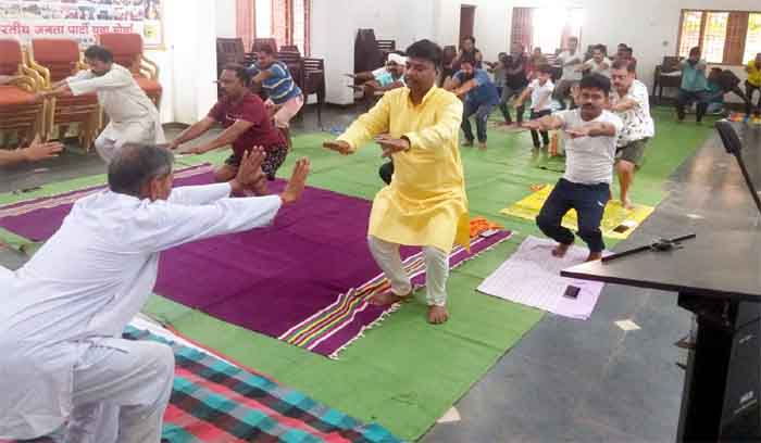 International Yoga Day : अंतराष्ट्रीय योग दिवस पर पूर्व मंत्री केदार कश्यप सहित भाजपा नेताओं ने किया योगाभ्यास