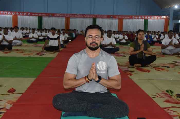 Dantewada Yoga Day Special : हमारे शरीर को हमेशा स्वस्थ रखने में सहायता करता है योग- कलेक्टर