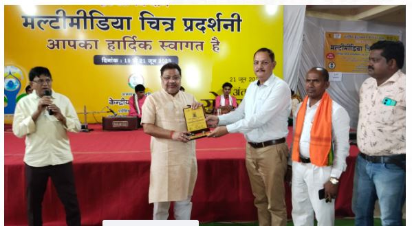 Raipur news today आजादी का अमृत महोत्सव तथा अंतर्राष्ट्रीय योग दिवस पर आयोजित तीन दिवसीय मल्टीमीडिया चित्र प्रदर्शनी के दूसरे दिन सांसद सुनील सोनी ने किया अवलोकन