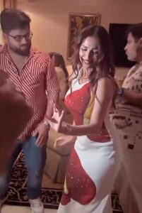 Malaika's dance on the song Chaiya Chaiya : मलाइका अरोड़ा ने बॉयफ्रेंड अर्जुन कपूर के बर्थडे पर छैंया-छैंया गाने पर ऐसी लहराई कमरिया....फैंस के चारो खाने चित्त