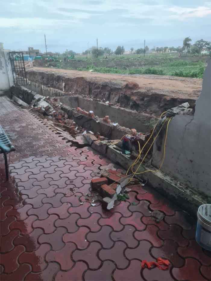 Narayanpur News : नाली निर्माण के बाद बने गड्ढे में मिट्टी नहीं डालने के कारण बारिश होने से गिरा बाउंड्री वॉल