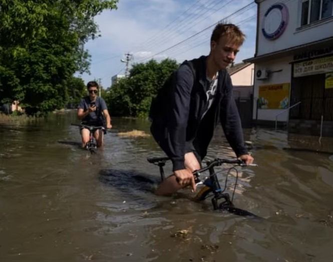 Ukraine Big News : 42000 लोगों की जान आफत में, पानी में समा गए 2 दर्जन गांव, बांध टूटने से हाहाकार यूक्रेन में हाहाकार