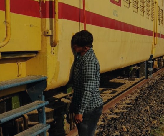 Surajpur Crime News : युवक की ट्रेन की बोगी में लटकती मिली लाश