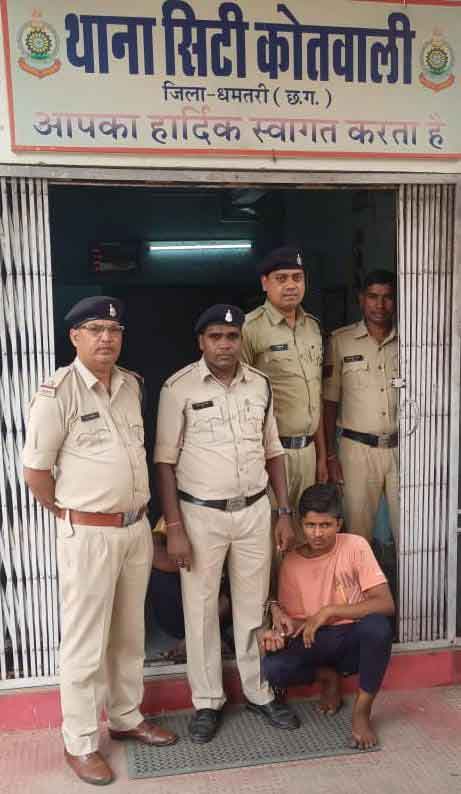 Dhamtari crime news : मोबाइल एवं पूजा सामग्री दुकान में चोरी का प्रयास,आरोपी गिरफ्तार