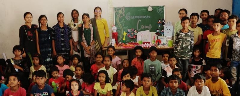 Ambikapur news update : अदाणी फाउंडेशन के उत्थान परियोजना के बच्चों ने समर कैंप में किया वॉर्म अप और योग