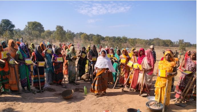 Rural economy : महिलाओं की हिस्सेदारी बढ़ाकर ग्रामीण अर्थव्यवस्था को मजबूत आधार दे रहा है मनरेगा – डाॅ आशुतोष