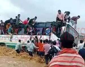 Heavy Rain In Dehradun : आसमानी आफत मे फंसी यात्रियों से भरी बस, 8 लोगों की मौत....कई घायल...