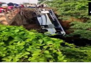 Andhra Pradesh Big Accident News : नहर में गिरी यात्रियों से भरी बस, 7 लोगों की मौत.....