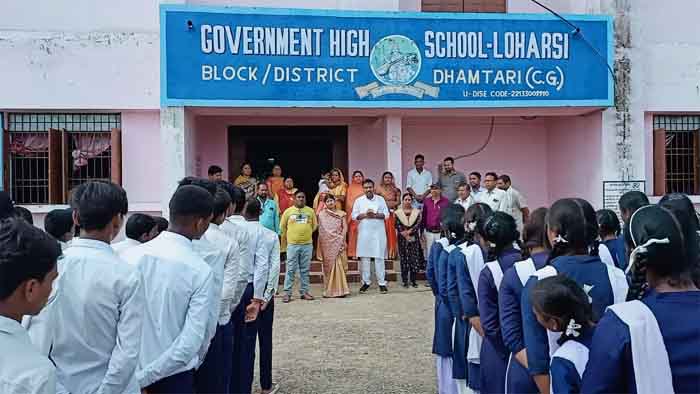 Dhamtari News : महापौर विजय देवांगन ने ग्राम लोहरसी स्कूल के छात्राओं को किया साइकल वितरण