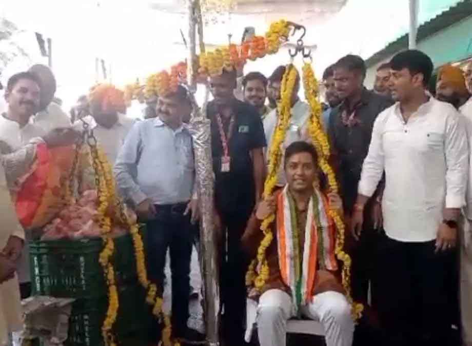CM Son Chaitanya Baghel birthday : मुख्यमंत्री के बेटे चैतन्य बघेल को टमाटर से तौलकर अनोखे अंदाज मे दी गई जन्मदिन की बधाई