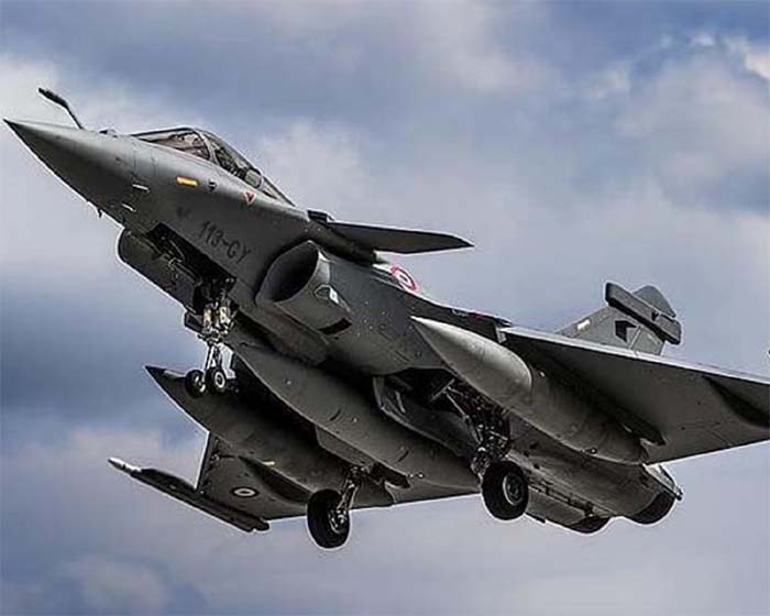 India will buy Rafale fighter jet from France : फ्रांस से 26 राफेल लड़ाकू विमान, समेत 3 स्कॉर्पीन पनडुब्बी खरीदेगा भारत….कई गुना बढ़ेगी भारत की ताकत
