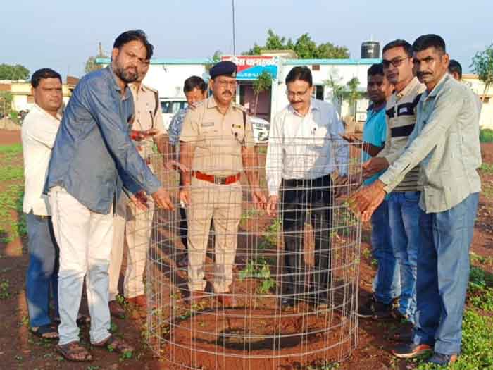 Balodabazar News : उप पुलिस अधीक्षक अनुप बाजपेई ने हथबंद थाना का निरीक्षण कर किया वृक्षारोपण थाना प्रभारी को दी बधाई