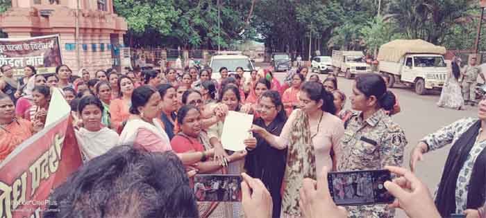 Chhattisgarh Bacheli News : मणिपुर में हुए आदिवासी महिलायों के साथ अत्याचार को लेकर बचेली में महिलायों ने किया विरोध प्रदर्शन