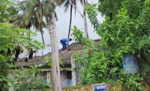 kondagaon latest news : स्कूल की बिल्डिंग के छत पर मरम्मत कार्य करते नजर आए ग्यारहवीं क्लास के छात्र,कड़े कार्यवाही करने का आश्वासन