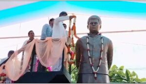 Sakthi latest news : उद्यान परिसर में बिसाहू दास के आदम कद प्रतिमा पर सह परिवार डॉ महंत ने किया श्रद्धांजलि अर्पित, देखिये Video