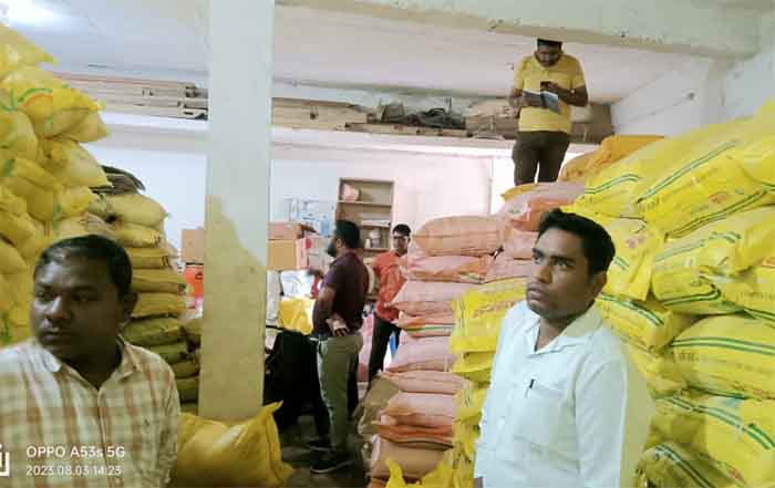 Sakthi Nagar : सक्ती नगर के कीटनाशक दवा दुकान का औचक निरीक्षण किया