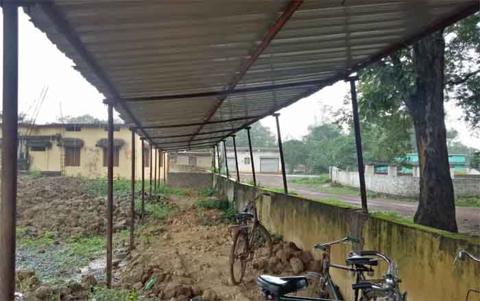 Jagdalpur News : छह माह में भी नहीं बन पाया स्कूल का साईकिल स्टैंड
