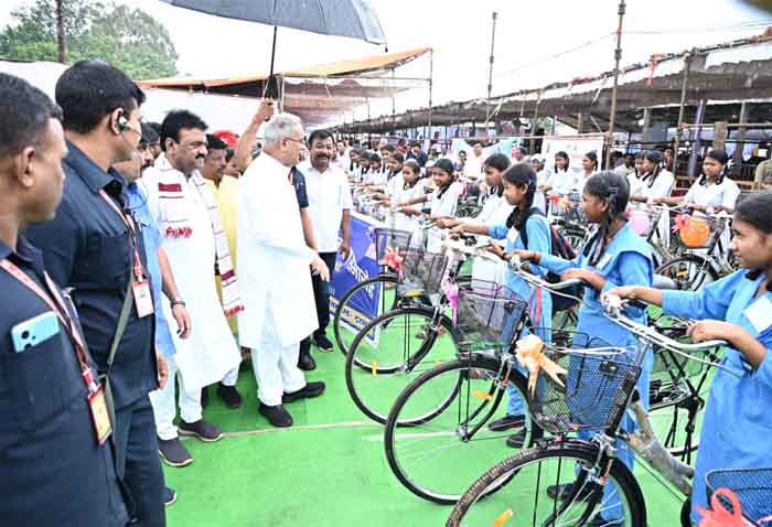 Saraswati Cycle Yojana : मुख्यमंत्री द्वारा 50 बालिकाओं को सरस्वती साइकिल योजना के तहत साइकिल प्रदान किया गया