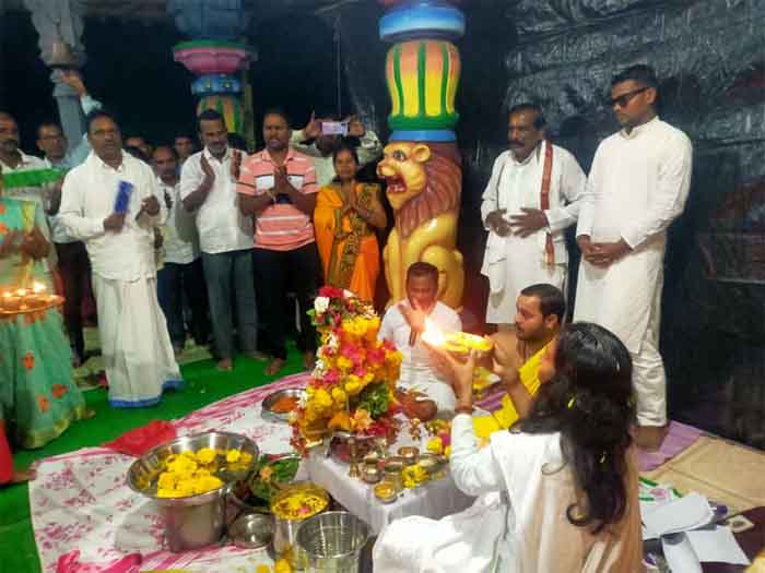 Bijapur News : आर्ट ऑफ लिविंग बंगलुरु के संस्थापक रविशंकर के वेद विज्ञान महा विद्या पीठ के तत्वाधान में बीजापुर जिले में रुद्र पूजा का आयोजन किया गया