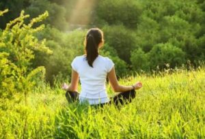 Meditation : मेडिटेशन करते समय तेज आवाज में और भडक़ीला संगीत सुनने से बचें