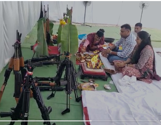 Rajnandgaon News : विजय दशमी के अवसर पर पुलिस लाइन में शस्त्र पूजा, वैदिक मंत्रों का उच्चारण किया गया