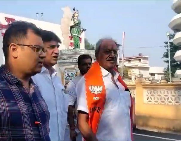 Raipur Breaking : नामांकन दाखिल करने कलेक्ट्रेट पहुंचे पूर्व मंत्री बृजमोहन अग्रवाल और राजेश मुड़त...वॉच वीडियो