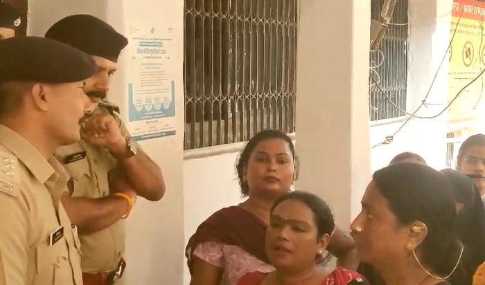 Breaking Raipur : शहर भर की किन्नरों ने किया एसपी कार्यालय का घेराव
