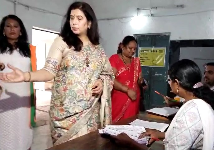 Durg Breaking : राज्यसभा सांसद सरोज पांडेय ने किया मतदान…