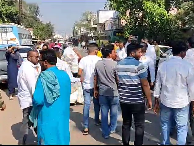 Dhamtari breaking : मतदान केंद्र के सामने तनाव...वॉच वीडियो