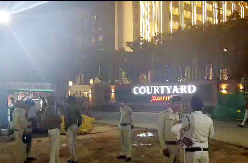 Players from india and australia कड़ी सुरक्षा व्यवस्था के बीच होटल पहुंचे भारत और ऑस्ट्रेलिया के खिलाड़ी , देखिये VIDEO