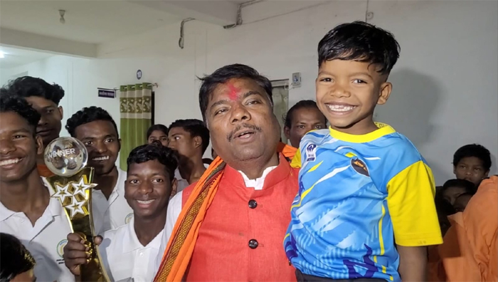 Narayanpur News : अबूझमाड़ मलखंब टीम के बच्चो से मिले कैबिनेट मंत्री केदार कश्यप