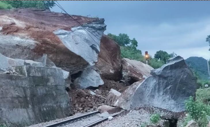 Jagdalpur भारी बारिश से गिरी चट्टान, कोत्तवलसा-किरंदुल लाइन की सभी ट्रेनें रद्द