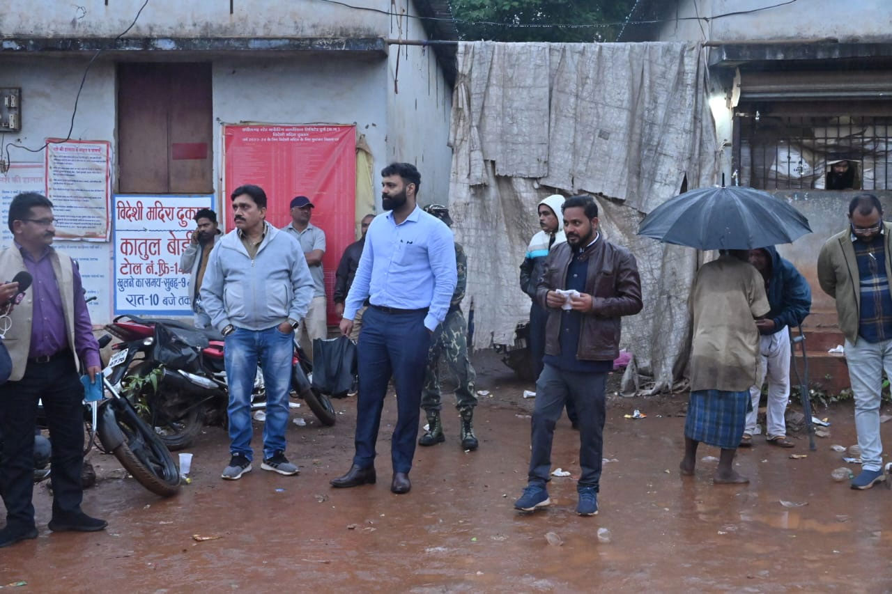 Municipal Corporation Bhilai नगर पालिक निगम भिलाई के तोड़फोड़  दस्ता ने कलेक्टर के निर्देश पर अवैध रूप से चल रहे चखना सेंटर पर की ताबडतोड कार्रवाई