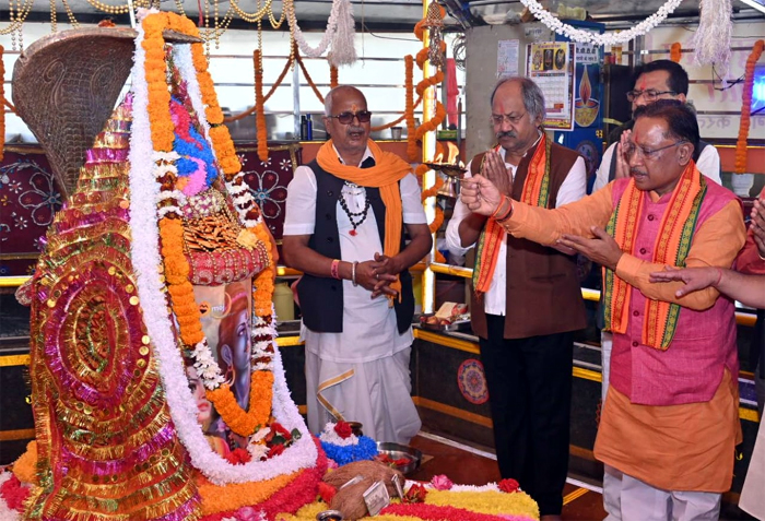 Raipur 12 January 2024 : मुख्यमंत्री साय ने आज रायपुर के स्वामी विवेकानंद सरोवर स्थित आदि बूढ़ादेव के प्राचीन मंदिर में पूजा अर्चना कर प्रदेशवासियों की सुख समृद्धि और खुशहाली की कामना की
