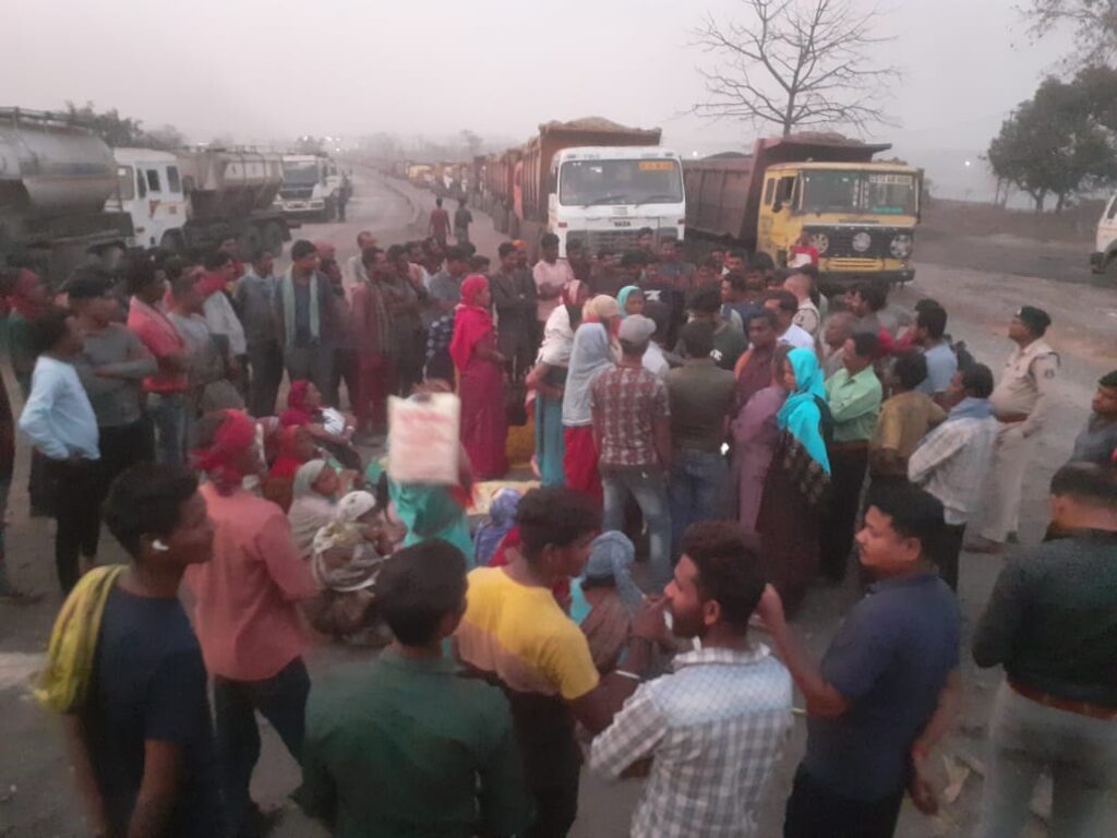 Blockade of villagers of the acquired village, agitation continued till late night on the second day