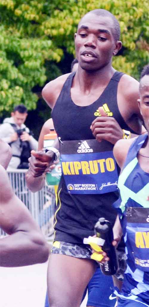   Kenyan sprinter Benson Kipruto केन्याई धावक बेन्सन किप्रूटो ने रिकार्ड समय में जीती टोक्यो मैराथन