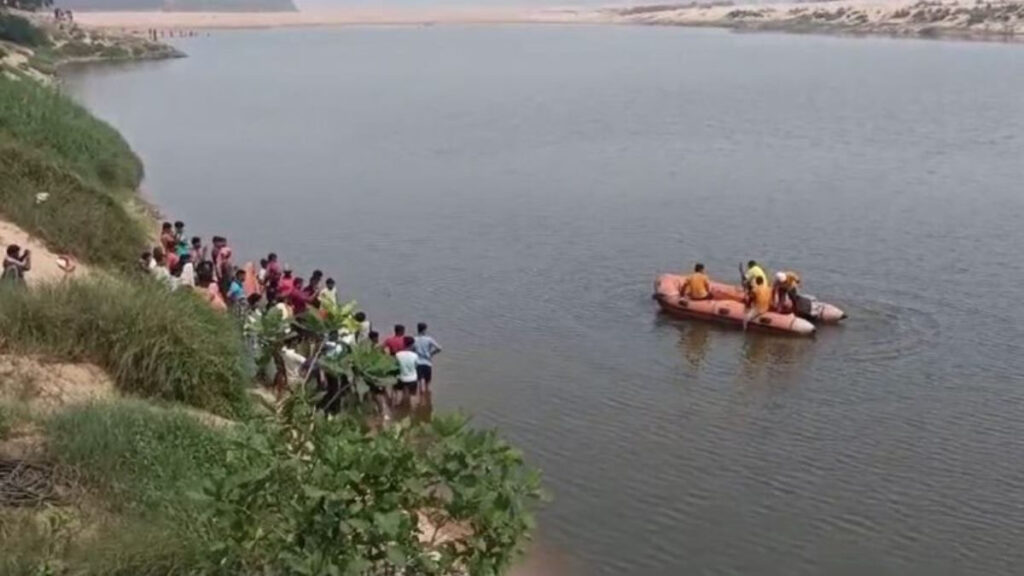 Boat capsized in Mahanadi, one missing
