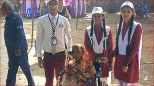 Saraipali Latest News स्वयंसेवकों ने दिव्यांग व वृद्धजन मतदाताओं का किया सहयोग