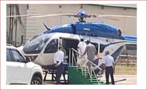 Kolkata हेलीकाॅप्टर में फिसल जाने से पश्चिम बंगाल की मुख्यमंत्री ममता घायल