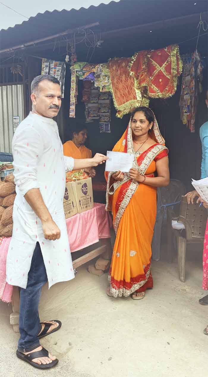 Ambikapur मतदाता पर्ची बांटने लोगों के घर खुद पहुंचे कलेक्टर, मतदान अवश्य करने का दिया संदेश