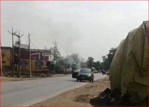 Balodabazar Breaking चलती कार में आग, ग्रामीणों की मदद से बुझाई आग नहीं मिल पाई फायर ब्रिगेड की सुविधा, देखिये VIDEO