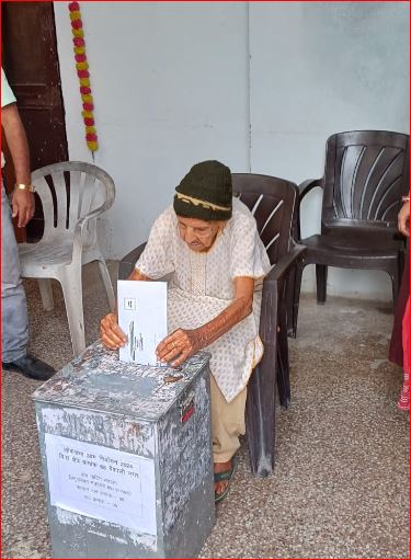 Election Commission of India 85 प्लस एवं दिव्यांग मतदाताओं ने किया अपने मताधिकार का प्रयोग