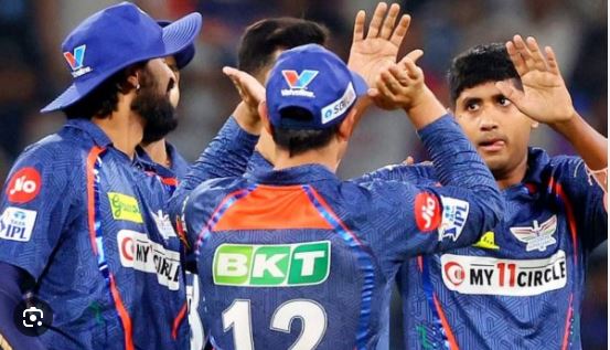 Lucknow Super Giants गुजरात के विकेटों का पतझड़ शुरु होते ही रनों की रफ्तार में ब्रेक : लखनऊ ने बनायी जीत की हैट्रिक