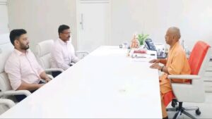 मुख्यमंत्री योगी से मिले UPSC Topper आदित्य श्रीवास्तव…