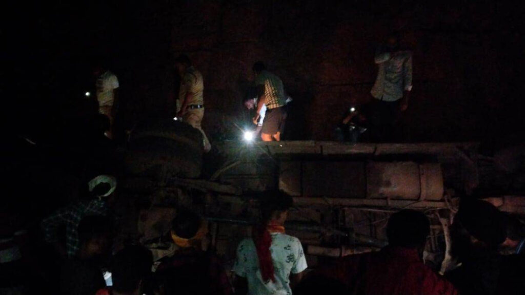 Major accident- Major accident in Kumhari, Chhattisgarh, bus filled with 40 employees fell into the mine, 6 died