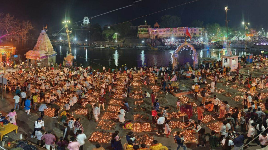 Shipra's Ram Ghat illuminated with five lakh lamps in Ujjain