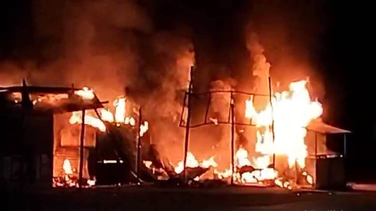 सड्डू स्थित राजधानी विहार के पास दुकानों में लगी आग